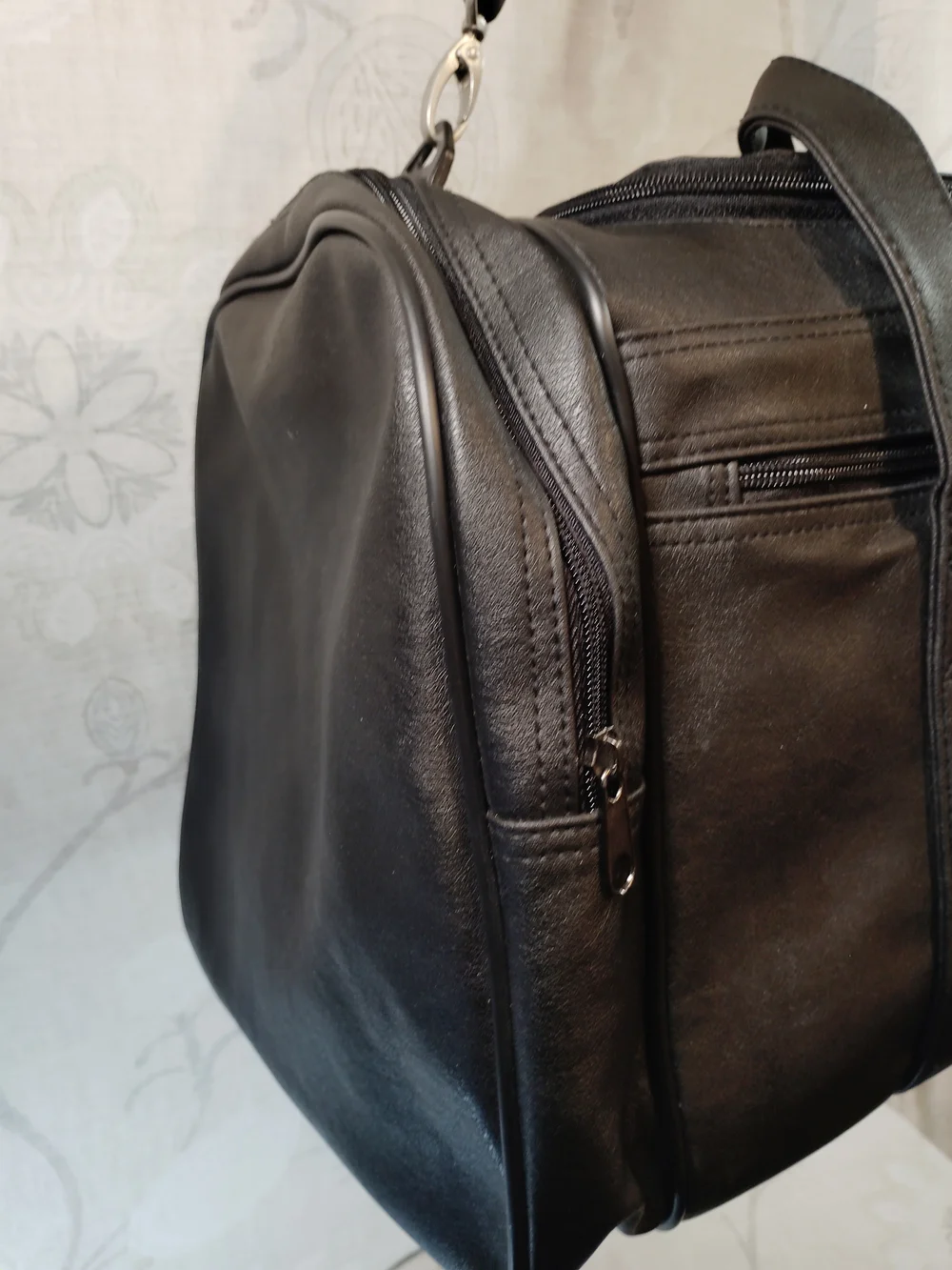 Leeds Black Leather Duffel Bag - Premium Travel & Gym Carry W/Shoulder Strap